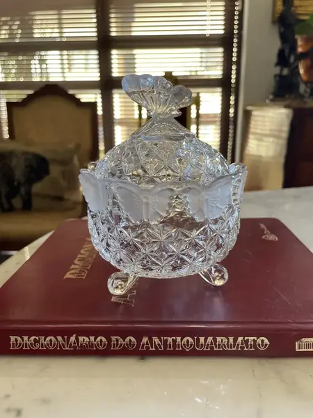 Foto de um(a) Antiga Caixa Borboleta Bomboniere Cristal Francês Satiné, da categoria de Garrafas, potes e jarros. Antiga caixa porta joias ou bomboniere baleiro em cristal francês translúcido e de ótima qualidade, com detalhes em Satiné,... Mostrado de uma perspectiva diferente. Vendido no marketplace Trésors.