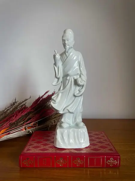 Foto de um(a) Antiga Escultura Porcelana Chinesa Sábio Blanc De Chine, da categoria de Escultura. ~ Blanc de Chine ~Antiga escultura chinesa representando sábio oriental. Porcelana branca vitrificada de ótima qualidade,... Mostrado de uma perspectiva diferente. Vendido no marketplace Trésors.