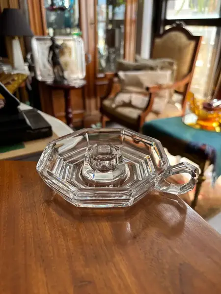 Foto de um(a) Antigo Castiçal Art Deco Palmatória Em Cristal Francês, da categoria de Castiçais. Antigo e fino castiçal, palmatória em cristal francês. Período Art Deco.Medidas 15x12cm. Mostrado de uma perspectiva diferente. Vendido no marketplace Trésors.