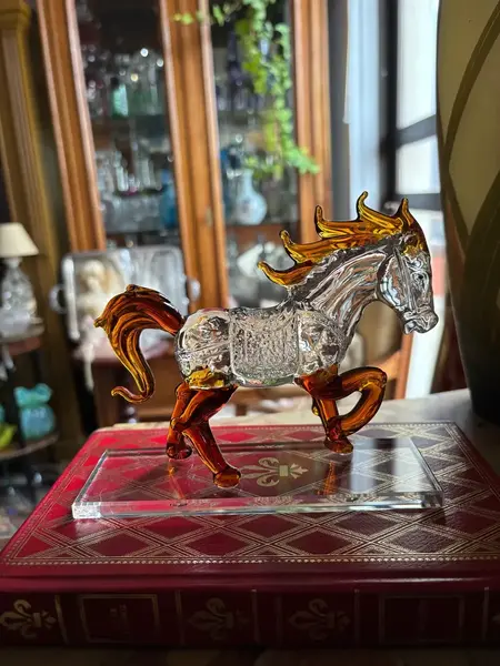 Foto de um(a) Antiga Escultura Decorativa De Cavalo Em Cristal Lapidado, da categoria de Escultura. Antiga escultura decorativa de cavalo em movimento. Peça em cristal lapidado. Perfeito! Muito decorativo Medidas 13x15cm. Mostrado de uma perspectiva diferente. Vendido no marketplace Trésors.