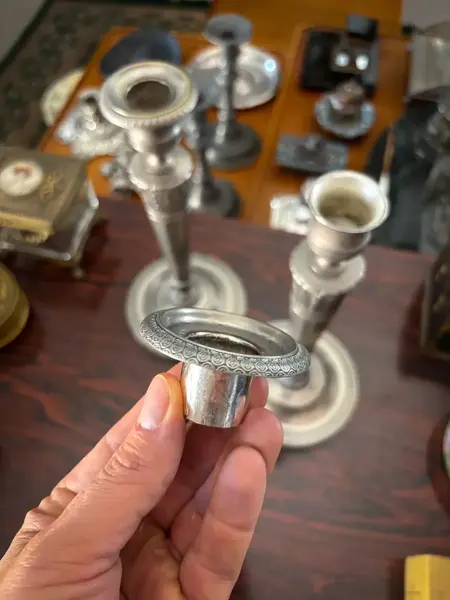 Foto de um(a) Antigo Par De Castiçais Clássicos Prata Inglesa Sheffield, da categoria de Castiçais. Antigo e elegante par de castiçais franceses espessurados a prata, com acabamento e detalhes clássicos. Ótimas peças para... Mostrado de uma perspectiva diferente. Vendido no marketplace Trésors.