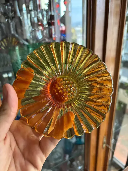 Foto de um(a) Antiga Escultura Decorativa Bowl Flor Vidro Art Deco Âmbar, da categoria de Travessas e tigelas. Walther & Sohne GlassAntigo pratinho despojador em vidro artístico alemão na cor âmbar. Período Art Deco. Linda peça para... Mostrado de uma perspectiva diferente. Vendido no marketplace Trésors.
