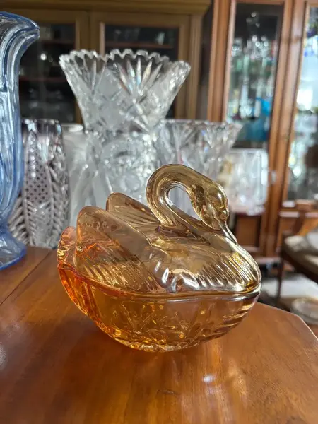 Foto de um(a) Antiga Escultura Cisne Caixa Decorativa Manteigueira Vidro, da categoria de Cestos e Caixas. Antiga caixa, manteigueira, açucareiro, peça decorativa e versátil, no formato de cisne, confeccionada em vidro artístico... Mostrado de uma perspectiva diferente. Vendido no marketplace Trésors.