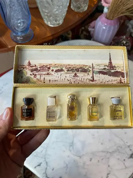 Foto de um(a) Antigos Perfumeiros Coleção De Perfume Francês Original, da categoria de Perfumeiros. Antiga e rara coleção com 7 frascos de perfumes franceses, alguns com resquício do perfume original. Muito colecionável. O... Mostrado de uma perspectiva diferente. Vendido no marketplace Trésors.
