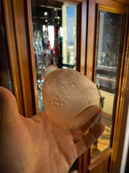 Foto de um(a) Antigo Pequeno Vaso Art Deco Em Vidro Francês Satiné, da categoria de Vasos. ~ Art Deco Glass ~Antigo e delicado vasinho artístico em “Pâte de Verre” pasta de vidro francês acetinado, decoração folhas... Mostrado de uma perspectiva diferente. Vendido no marketplace Trésors.