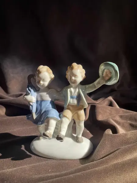 Foto de um(a) Antigo Bibelô Figurine Meninos Brincando Porcelana Alemã, da categoria de Escultura. Antiga figurine/bibelô em porcelana artística alemã. Cores típicas de meados do século XX. Muito decorativa e colecionável.... Mostrado de uma perspectiva diferente. Vendido no marketplace Trésors.