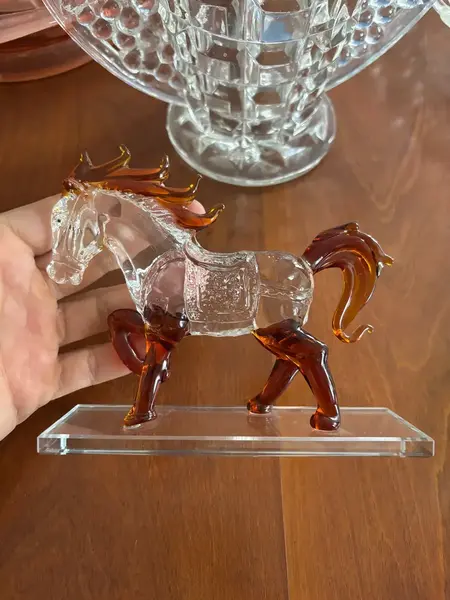 Foto de um(a) Antiga Escultura Decorativa De Cavalo Em Cristal Lapidado, da categoria de Escultura. Antiga escultura decorativa de cavalo em movimento. Peça em cristal lapidado. Perfeito! Muito decorativo Medidas 13x15cm. Mostrado de uma perspectiva diferente. Vendido no marketplace Trésors.