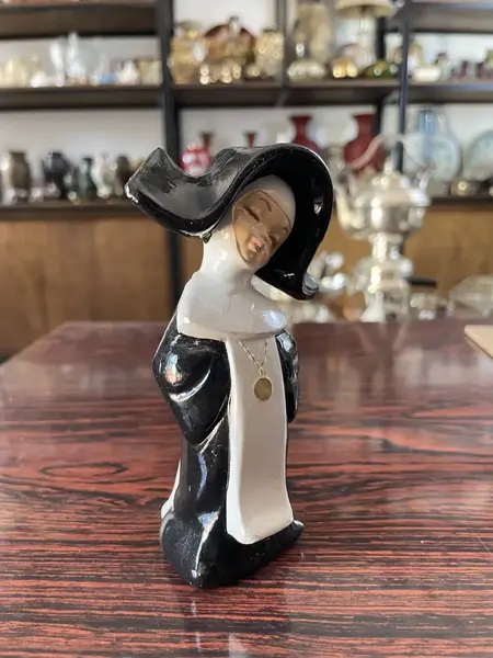 Foto de um(a) Antiga Pequena Escultura De Freira Cerâmica Italiana Depose, da categoria de Escultura. Depose Italy - Antiga e original escultura de freira em cerâmica artística italiana, peça feita à mão. Medidas 12x8cm. Mostrado de uma perspectiva diferente. Vendido no marketplace Trésors.
