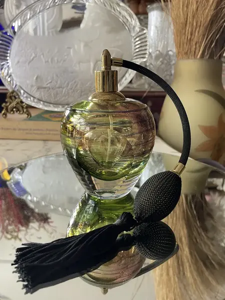 Foto de um(a) Antigo Grande Perfumeiro Em Cristal De Murano Italy Glass, da categoria de Perfumeiros. ~ Italy Glass ~Antigo e grande perfumeiro em legítimo cristal de Murano. Borrifador original funcionando perfeitamente. Peça... Mostrado de uma perspectiva diferente. Vendido no marketplace Trésors.