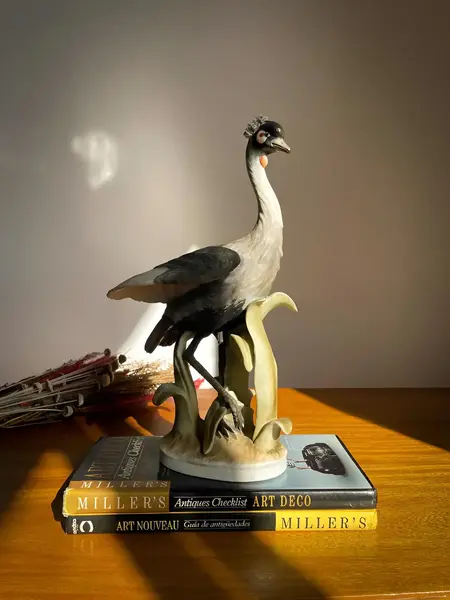 Foto de um(a) Antiga Escultura De Pássaro Em Biscuit Inglês Pintado À Mão, da categoria de Escultura. Antiga escultura artística representando lindo pássaro em biscuit inglês, peça toda moldada e pintada à mão. Uma beleza... Mostrado de uma perspectiva diferente. Vendido no marketplace Trésors.