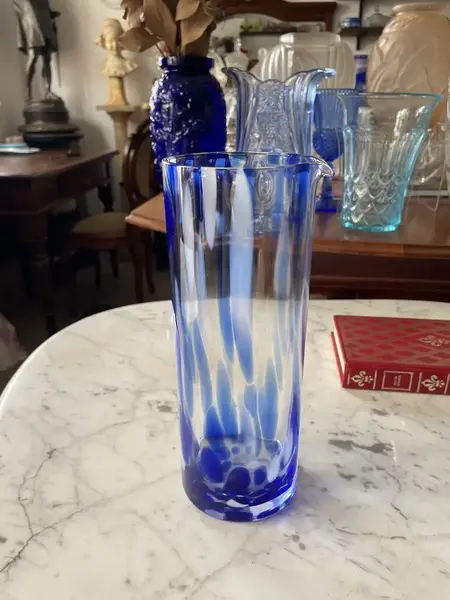 Foto de um(a) Italy Glass Antiga Jarra Vaso Em Murano Azul Art Deco, da categoria de Jarros. Antiga e super diferente jarra em Murano italiano, peça artística, feita à mão. Também pode ser usada como vaso. Medidas... Mostrado de uma perspectiva diferente. Vendido no marketplace Trésors.