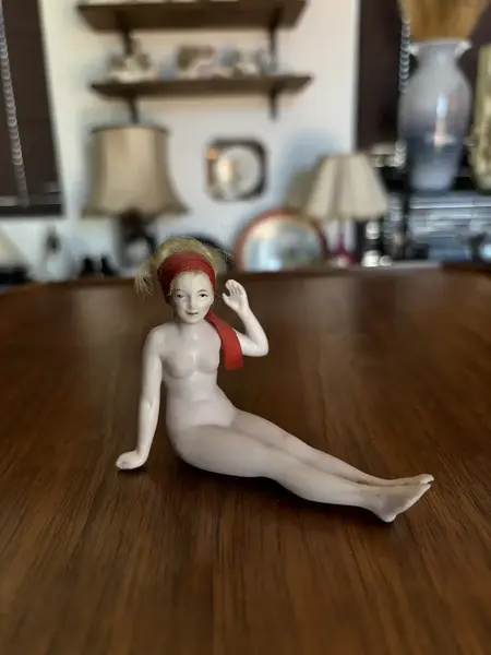 Foto de um(a) Antiga Rara Escultura Erótica Feminina Banhista Biscuit, da categoria de Escultura. Antiga e rara banhista, pequena escultura erótica feminina em Biscuit alemão, peça artística, feita à mão. Início do século... Mostrado de uma perspectiva diferente. Vendido no marketplace Trésors.