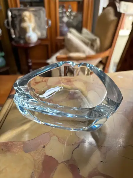 Foto de um(a) Antigo Cinzeiro Decorativo De Mesa Cristal Orrefors Art Deco, da categoria de Cinzeiros. Antigo e belíssimo cinzeiro em cristal Orrefors, de excelente qualidade, lindo brilho natural. Peça assinada e catalogada.... Mostrado de uma perspectiva diferente. Vendido no marketplace Trésors.