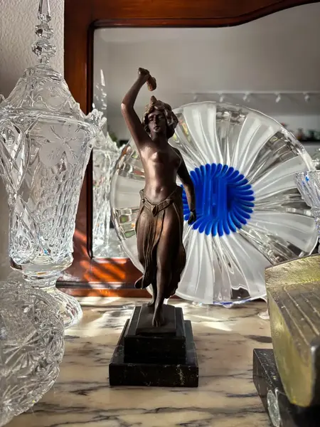 Foto de um(a) Antiga Escultura Bailarina Deco Dancer Pétit Bronze Francês, da categoria de Escultura. ~ Deco Dancer ~Antiga e belíssima escultura artística em bronze francês, e base em mármore italiano. Obra representando... Mostrado de uma perspectiva diferente. Vendido no marketplace Trésors.