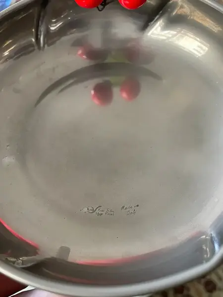 Foto de um(a) Antigo Par De Bowls Porta Confeitos Em Prata E Murano Italy, da categoria de Travessas e tigelas. Made in Italy. Antigo e lindo par de bowls/porta confeitos em metal espessurado a prata, com decoração de cerejas em Murano... Mostrado de uma perspectiva diferente. Vendido no marketplace Trésors.