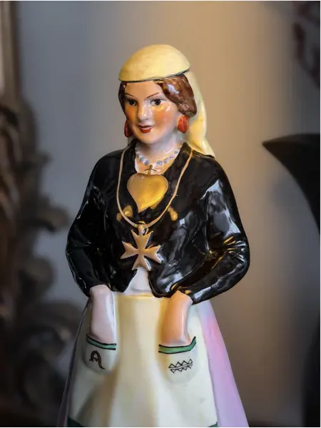 Foto de um(a) Garrafa "Mulher de Avintes" Pintada à mão | Raridade | Vista Alegre 1933, da categoria de Garrafas. RARIDADE - VISTA ALEGRE - 1933 Garrafa Pintada a Mão A Vista Alegre é sinônimo de tradição e excelência na porcelana... Mostrado de uma perspectiva diferente. Vendido no marketplace Trésors.