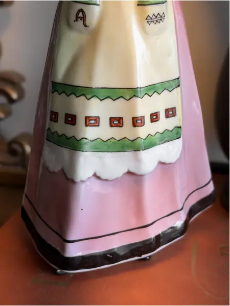 Foto de um(a) Garrafa "Mulher de Avintes" Pintada à mão | Raridade | Vista Alegre 1933, da categoria de Garrafas. RARIDADE - VISTA ALEGRE - 1933 Garrafa Pintada a Mão A Vista Alegre é sinônimo de tradição e excelência na porcelana... Mostrado de uma perspectiva diferente. Vendido no marketplace Trésors.