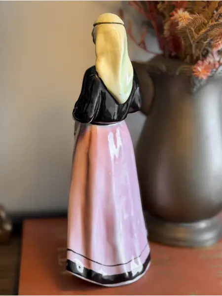 Foto de um(a) Garrafa "Mulher de Avintes" Pintada à mão | Raridade | Vista Alegre 1933, da categoria de Garrafas. RARIDADE - VISTA ALEGRE - 1933 Garrafa Pintada a Mão A Vista Alegre é sinônimo de tradição e excelência na porcelana... Mostrado de uma perspectiva diferente. Vendido no marketplace Trésors.