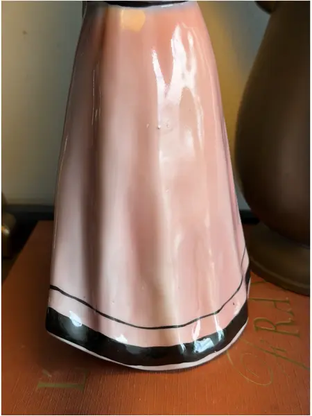 Foto de um(a) Garrafa "Mulher de Avintes" Pintada à mão | Raridade | Vista Alegre 1933, da categoria de Garrafas. RARIDADE - VISTA ALEGRE - 1933 Garrafa Pintada a Mão A Vista Alegre é sinônimo de tradição e excelência na porcelana... Mostrado de uma perspectiva diferente. Vendido no marketplace Trésors.