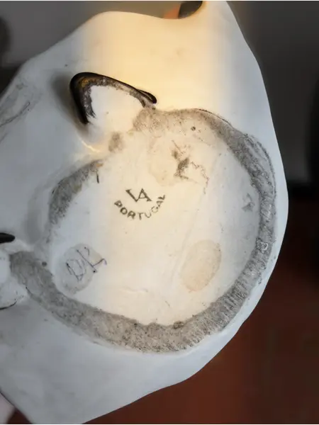 Foto de um(a) Garrafa "Mulher de Avintes" Pintada à mão | Raridade | Vista Alegre 1933, da categoria de Garrafas. RARIDADE - VISTA ALEGRE - 1933 Garrafa Pintada a Mão A Vista Alegre é sinônimo de tradição e excelência na porcelana... Mostrado de uma perspectiva diferente. Vendido no marketplace Trésors.