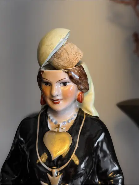 Foto de um(a) Garrafa "Mulher de Avintes" Pintada à mão | Raridade | Vista Alegre 1933, da categoria de Garrafas. RARIDADE - VISTA ALEGRE - 1933 Garrafa Pintada a Mão A Vista Alegre é sinônimo de tradição e excelência na porcelana... Mostrado de uma perspectiva diferente. Vendido no marketplace Trésors.