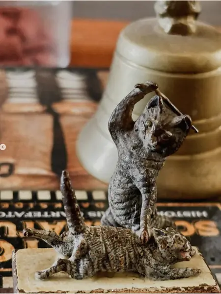 Foto de um(a) Peculiar e centenária escultura em bronze de gatos do austríaco Franz Bergmann, 6 cm., da categoria de Escultura. Peculiar e centenária escultura em bronze do austríaco Franz Bergmann, 6 cm. Por se tratar de uma peça com mais de 100 anos,... Mostrado de uma perspectiva diferente. Vendido no marketplace Trésors.