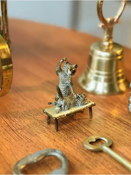 Foto de um(a) Peculiar e centenária escultura em bronze de gatos do austríaco Franz Bergmann, 6 cm., da categoria de Escultura. Peculiar e centenária escultura em bronze do austríaco Franz Bergmann, 6 cm. Por se tratar de uma peça com mais de 100 anos,... Mostrado de uma perspectiva diferente. Vendido no marketplace Trésors.