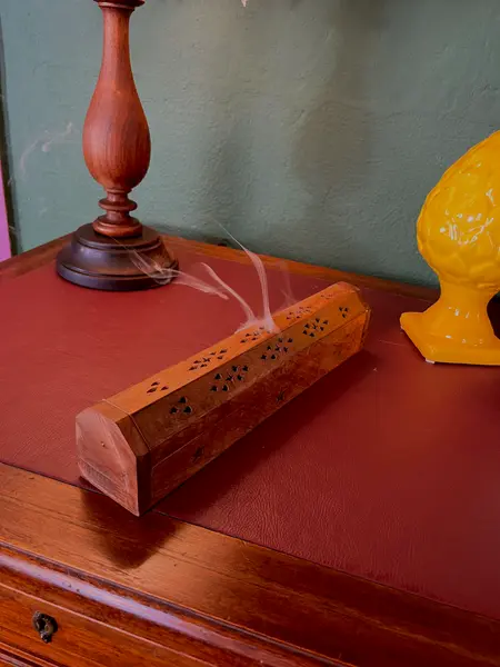 Foto de um(a) Incensário indiano em madeira, da categoria de Outros objetos decorativos. Incensário indiano em madeira maciça com incrustações em bronze no formato de estrela, linda peça medindo 31cm. Mostrado de uma perspectiva diferente. Vendido no marketplace Trésors.