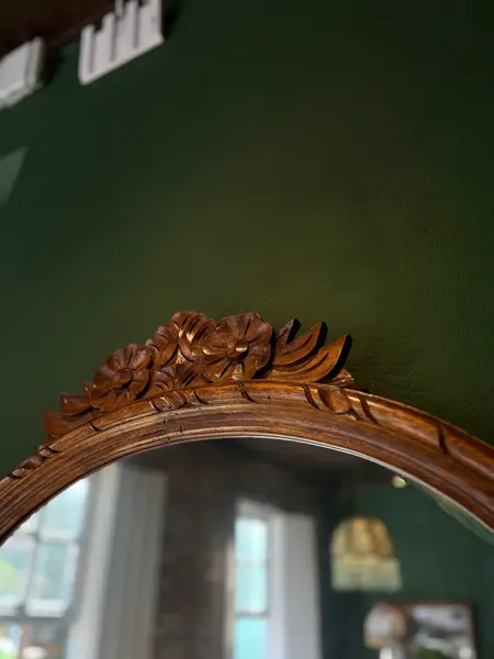 Foto de um(a) Espelho flor em madeira maciça nobre, da categoria de Espelhos. Espelho no formato oval com moldura em madeira entalhada com frisos na borda e acabamentos com laçarotes e folhagens,... Mostrado de uma perspectiva diferente. Vendido no marketplace Trésors.