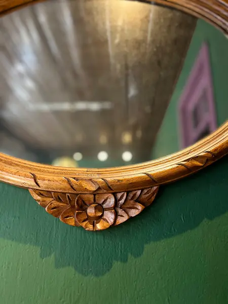 Foto de um(a) Espelho flor em madeira maciça nobre, da categoria de Espelhos. Espelho no formato oval com moldura em madeira entalhada com frisos na borda e acabamentos com laçarotes e folhagens,... Mostrado de uma perspectiva diferente. Vendido no marketplace Trésors.