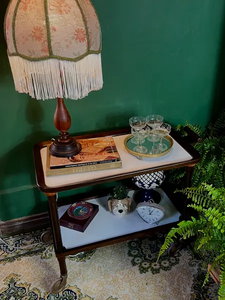 Foto de um(a) Carrinho de chá 60’s em Jacarandá, da categoria de Carrinhos de bar e auxiliares. Carrinho de chá da década de 60 em jacarandá, tampos retangulares em fórmica branca com uma alça em uma lateral torneada,... Mostrado de uma perspectiva diferente. Vendido no marketplace Trésors.