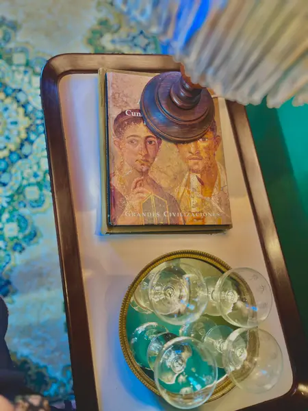 Foto de um(a) Carrinho de chá 60’s em Jacarandá, da categoria de Carrinhos de bar e auxiliares. Carrinho de chá da década de 60 em jacarandá, tampos retangulares em fórmica branca com uma alça em uma lateral torneada,... Mostrado de uma perspectiva diferente. Vendido no marketplace Trésors.