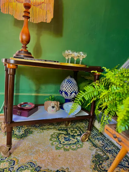 Foto de um(a) Carrinho de chá 60’s em Jacarandá, da categoria de Carrinhos de bar e auxiliares. Carrinho de chá da década de 60 em jacarandá, tampos retangulares em fórmica branca com uma alça em uma lateral torneada,... Mostrado de uma perspectiva diferente. Vendido no marketplace Trésors.