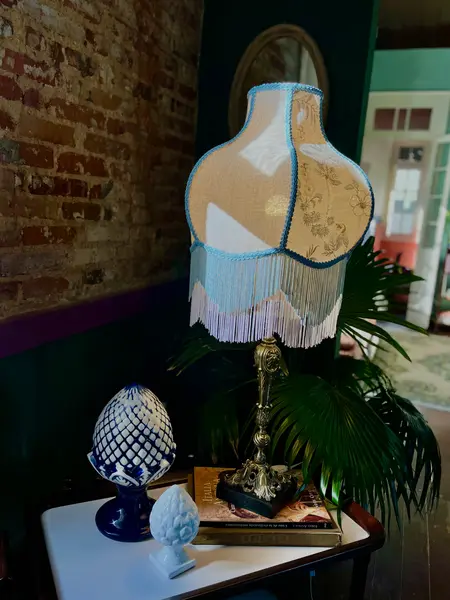 Foto de um(a) Abajur em bronze (valor unitário), da categoria de Abajures. Maravilhosos abajures em bronze e base em resina polida - 2und disponíveisCúpula em Estrutura em aço inox, revestido com... Mostrado de uma perspectiva diferente. Vendido no marketplace Trésors.