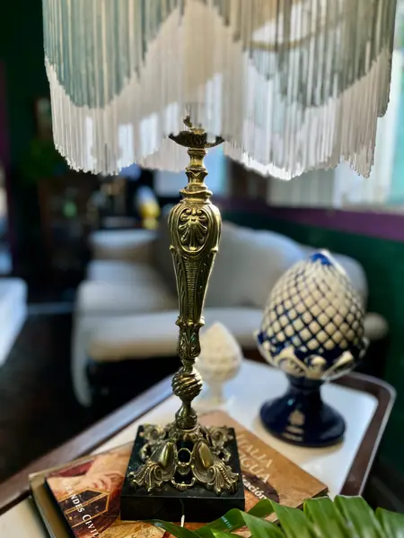 Foto de um(a) Abajur em bronze (valor unitário), da categoria de Abajures. Maravilhosos abajures em bronze e base em resina polida - 2und disponíveisCúpula em Estrutura em aço inox, revestido com... Mostrado de uma perspectiva diferente. Vendido no marketplace Trésors.