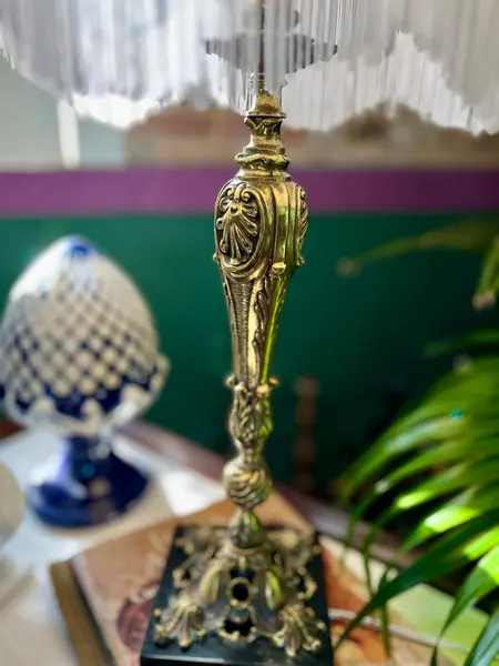 Foto de um(a) Abajur em bronze (valor unitário), da categoria de Abajures. Maravilhosos abajures em bronze e base em resina polida - 2und disponíveisCúpula em Estrutura em aço inox, revestido com... Mostrado de uma perspectiva diferente. Vendido no marketplace Trésors.