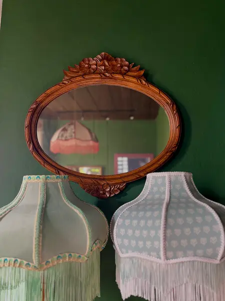 Foto de um(a) Espelho flor em madeira maciça nobre, da categoria de Espelhos. Espelho no formato oval com moldura em madeira entalhada com frisos na borda e acabamentos com laçarotes e folhagens,... Mostrado de uma perspectiva diferente. Vendido no marketplace Trésors.