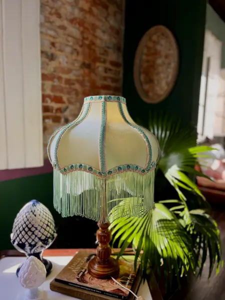 Foto de um(a) Abajur em Madeira nobre, da categoria de Abajures. Abajur de madeira verde azulado: Antiga luminária / tocheiro confeccionado em madeira nobre, com formas torneadasMedindo: 52... Mostrado de uma perspectiva diferente. Vendido no marketplace Trésors.