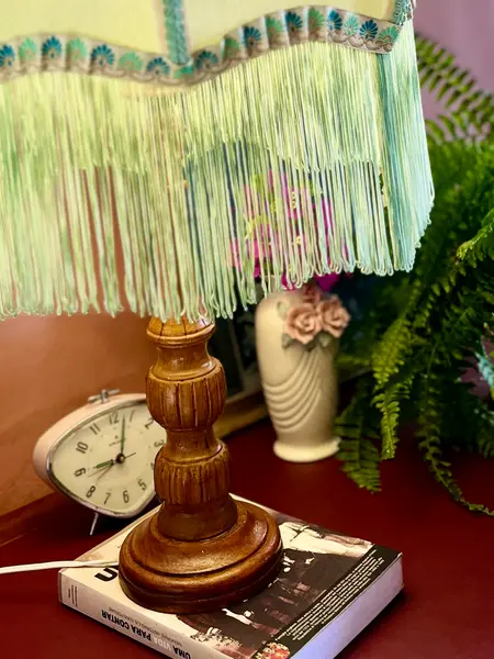 Foto de um(a) Abajur em Madeira nobre, da categoria de Abajures. Abajur de madeira verde azulado: Antiga luminária / tocheiro confeccionado em madeira nobre, com formas torneadasMedindo: 52... Mostrado de uma perspectiva diferente. Vendido no marketplace Trésors.