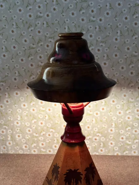 Foto de um(a) Abajur raro em madeira com marchetaria e cúpula original, da categoria de Abajures. Peça rara e de forte presença decorativa, este abajur é inteiramente produzido em madeira e reúne elementos pouco comuns em... Mostrado de uma perspectiva diferente. Vendido no marketplace Trésors.