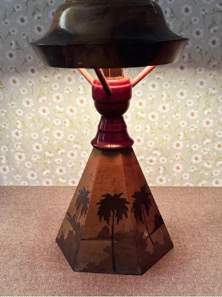 Foto de um(a) Abajur raro em madeira com marchetaria e cúpula original, da categoria de Abajures. Peça rara e de forte presença decorativa, este abajur é inteiramente produzido em madeira e reúne elementos pouco comuns em... Mostrado de uma perspectiva diferente. Vendido no marketplace Trésors.