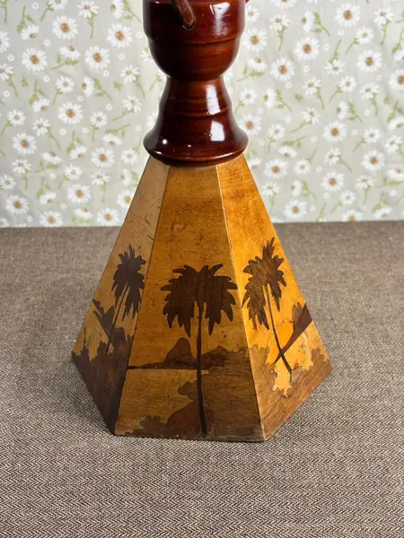 Foto de um(a) Abajur raro em madeira com marchetaria e cúpula original, da categoria de Abajures. Peça rara e de forte presença decorativa, este abajur é inteiramente produzido em madeira e reúne elementos pouco comuns em... Mostrado de uma perspectiva diferente. Vendido no marketplace Trésors.