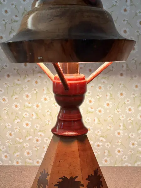 Foto de um(a) Abajur raro em madeira com marchetaria e cúpula original, da categoria de Abajures. Peça rara e de forte presença decorativa, este abajur é inteiramente produzido em madeira e reúne elementos pouco comuns em... Mostrado de uma perspectiva diferente. Vendido no marketplace Trésors.