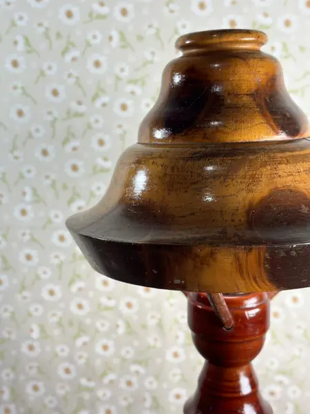 Foto de um(a) Abajur raro em madeira com marchetaria e cúpula original, da categoria de Abajures. Peça rara e de forte presença decorativa, este abajur é inteiramente produzido em madeira e reúne elementos pouco comuns em... Mostrado de uma perspectiva diferente. Vendido no marketplace Trésors.