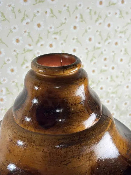 Foto de um(a) Abajur raro em madeira com marchetaria e cúpula original, da categoria de Abajures. Peça rara e de forte presença decorativa, este abajur é inteiramente produzido em madeira e reúne elementos pouco comuns em... Mostrado de uma perspectiva diferente. Vendido no marketplace Trésors.