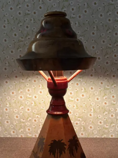 Foto de um(a) Abajur raro em madeira com marchetaria e cúpula original, da categoria de Abajures. Peça rara e de forte presença decorativa, este abajur é inteiramente produzido em madeira e reúne elementos pouco comuns em... Mostrado de uma perspectiva diferente. Vendido no marketplace Trésors.