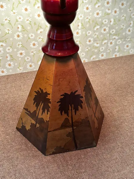 Foto de um(a) Abajur raro em madeira com marchetaria e cúpula original, da categoria de Abajures. Peça rara e de forte presença decorativa, este abajur é inteiramente produzido em madeira e reúne elementos pouco comuns em... Mostrado de uma perspectiva diferente. Vendido no marketplace Trésors.