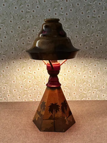 Foto de um(a) Abajur raro em madeira com marchetaria e cúpula original, da categoria de Abajures. Peça rara e de forte presença decorativa, este abajur é inteiramente produzido em madeira e reúne elementos pouco comuns em... Mostrado de uma perspectiva diferente. Vendido no marketplace Trésors.