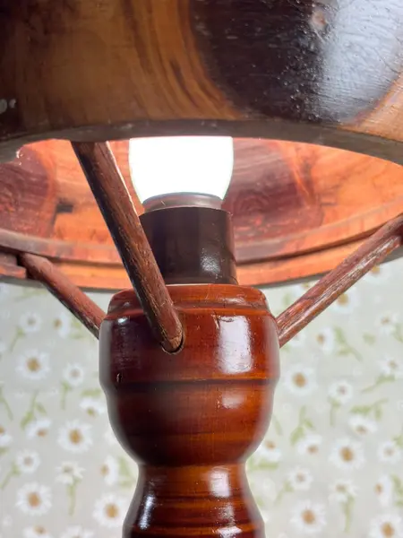 Foto de um(a) Abajur raro em madeira com marchetaria e cúpula original, da categoria de Abajures. Peça rara e de forte presença decorativa, este abajur é inteiramente produzido em madeira e reúne elementos pouco comuns em... Mostrado de uma perspectiva diferente. Vendido no marketplace Trésors.