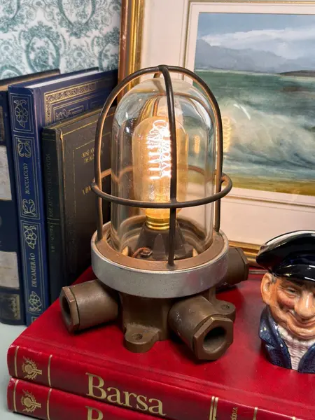 Foto de um(a) Luminária náutica original em bronze, da categoria de Luminárias de chão. Luminária náutica original em bronze. Peça náutica original em bronze, com estrutura robusta, grade de proteção e cúpula em... Mostrado de uma perspectiva diferente. Vendido no marketplace Trésors.